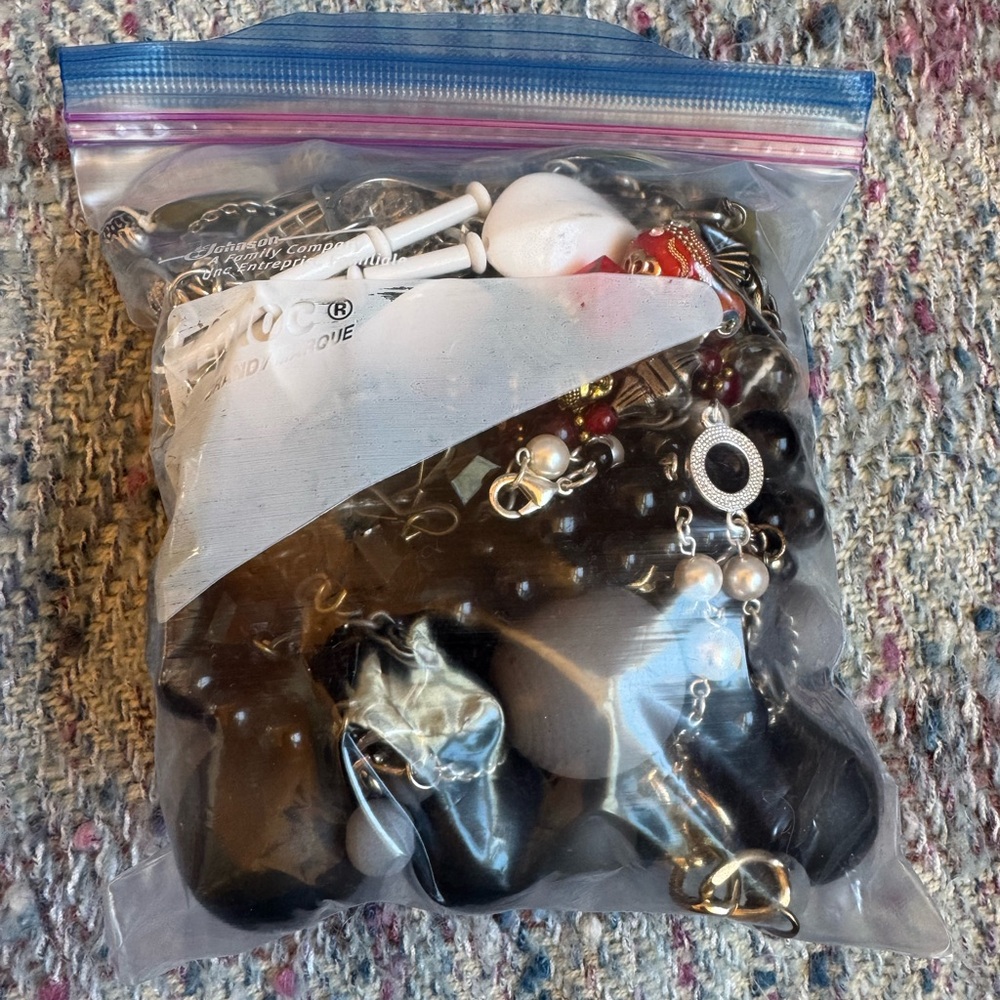 Ziplock bag filled with chunky (mostly) vintage necklaces - Picture 2 of 10